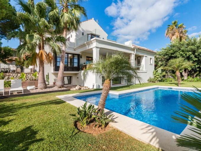 villa in stile classico a Guadalmina