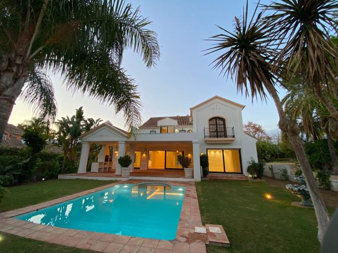 Villa in vendita a Guadalmina Baja
