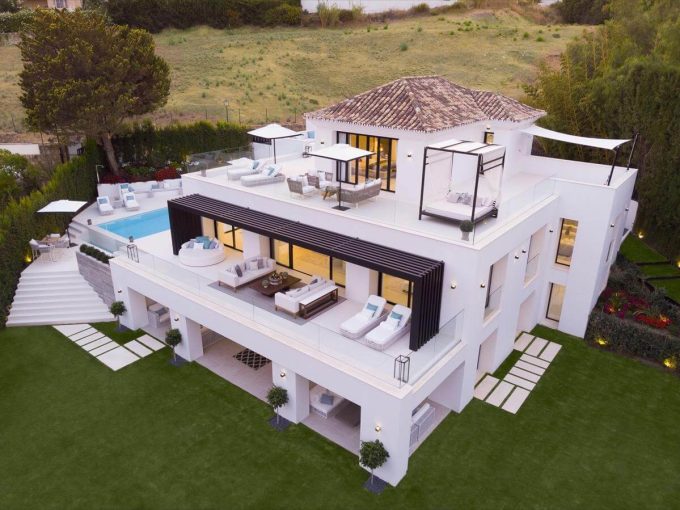 contemporary style villa in Golf Valley